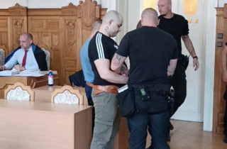Plánovali vyhodiť do vzduchu policajta z Trnavy, súd ich odsúdil na osem rokov väzenia (video)